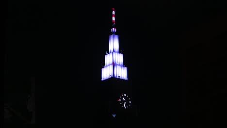 Torre-Del-Reloj-En-El-Rascacielos-En-La-Noche-Oscura