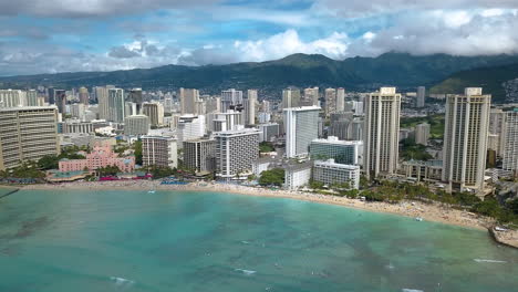 Imágenes-Panorámicas-De-Drones-De-La-Playa-De-Waikiki-En-La-Isla-De-Oahu,-Hawaii