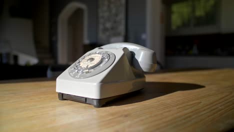 Altes-Telefon-Auf-Dem-Tisch