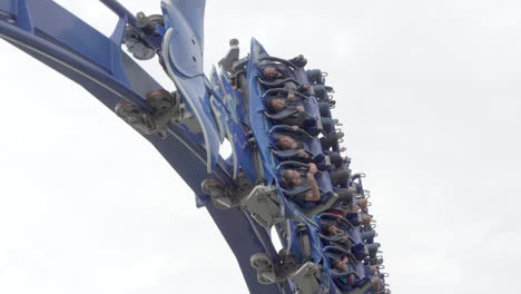 The-Manta-Rollercoaster-Flying-Around-a-Bend-at-SeaWorld-in-Orlando,-Super-Slow-Motion-Close-Up