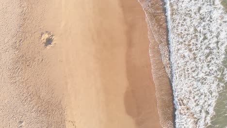 Tiro-De-Drone-Temprano-En-La-Mañana-De-Una-Playa-En-Mosselbaai-Sudáfrica