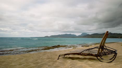 Un-Lapso-De-Tiempo-De-Un-Día-Nublado-Ventoso-En-Una-Playa-Hawaiana
