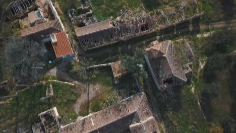 Luftaufnahme-Eines-Verlassenen-Dorfes-Mit-Einer-Kirche-Umgeben-Von-Natur-In-Spanien