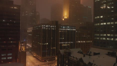 Gebäude-Nachts-Während-Eines-Schneesturms-In-Der-Innenstadt