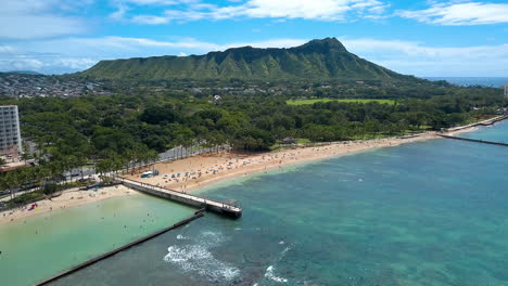 Drone-footage-of-Waikiki-Beach-and-Diamond-Head,-on-the-Island-of-Oahu,-Hawaii