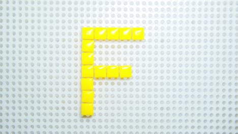 Stop-Motion-Des-Buchstabens-F,-Der-Jeweils-Ein-Pixel-Erstellt,-Hergestellt-Mit-Kinderspielzeug