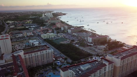 La-Costa-De-Aruba-Desde-Palm-Beach-Con-Barcos-En-El-Mar-Caribe-Durante-La-Puesta-De-Sol