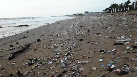 Caminando-Sobre-Basura-Plástica-En-La-Playa,-Desastre-Ecológico-En-Bali,-Mientras-El-Hombre-Contamina-Los-Océanos