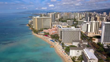 Drone-footage-over-Waikiki-beach-with-a-view-of-Honolulu,-on-the-island-of-Oahu,-Hawaii