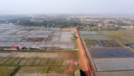 Un-Dron-Sobrevuela-Las-Plantaciones-De-Sal-En-Camboya