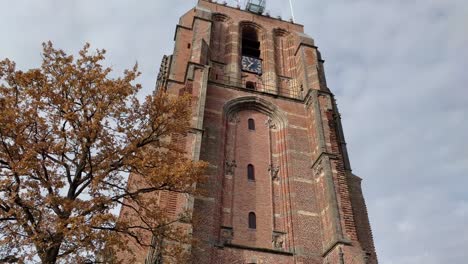Alter-Kirchturm-Oldehove-Zeitraffer-Leeuwarden-Schwenk-Von-Links-Nach-Rechts