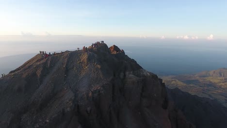 Blick-Vom-Gipfel-Des-Mt-Rinjani-Auf-Einen-Aktiven-Vulkankrater