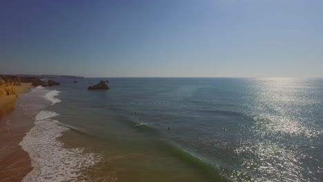 Surfen-Am-Strand-Von-Portimao,-Portugal