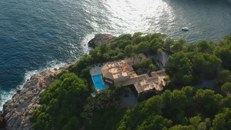 Beautiful-villa-next-to-the-ocean
