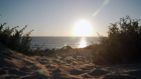Vorderansicht-Eines-Sonnenuntergangs-An-Einem-Weißen-Sandstrand-Mit-Einigen-Fackeln