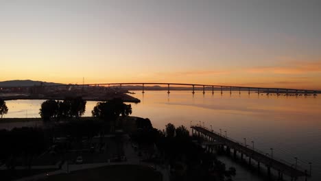 San-Diego-Coronado-Bridge-Skyline-Blick-Vom-Embarcadero-Bei-Sonnenaufgang-Aus-Der-Luft