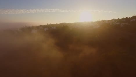 Nebel-Aus-Dem-Atlantik-Während-Des-Sonnenuntergangs-In-Luz,-Algarve,-Portugal