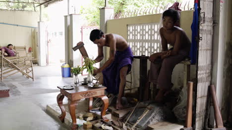 Birmanischer-Männlicher-Arbeiter,-Der-Gold-Glättet
