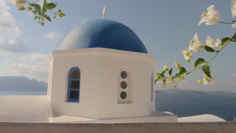 Die-Blaue-Kuppel-Einer-Kleinen-Griechisch-orthodoxen-Kapelle-Mit-Blick-Auf-Die-Seelandschaft-Von-Santorini