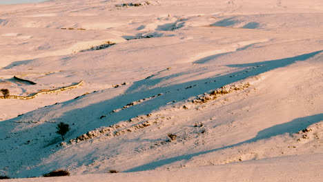 Zeitraffer-Der-Schneebedeckten-Hügel-In-Der-Nähe-Des-Neun-standards-riggs-In-Cumbria,-Beleuchtet-Von-Den-Warmen-Farben-Der-Untergehenden-Sonne