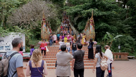 Turistas-Tomando-Fotos-En-Los-Pasos-De-Wat-Phra-That-Doi-Suthep,-Chiang-Mai,-Tailandia