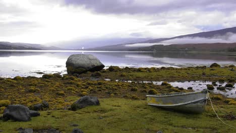 Blick-über-Loch-Eil-In-Schottland-An-Einem-Nebligen,-Ruhigen-Morgen-Mit-Sanftem-Licht