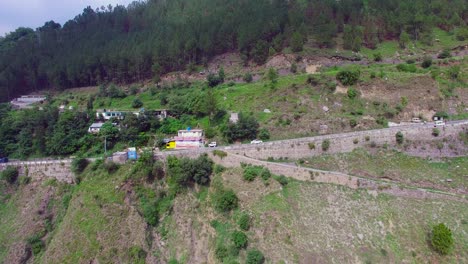 Autopista-En-La-Cima-De-La-Montaña,-Nepal,-Tráfico-En-La-Carretera,-Colina-Con-árboles-Y-Bosque