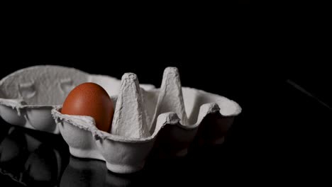 Gleitaufnahme-Von-Jemandem,-Der-Eier-Aus-Einem-Eierkarton-Herausnimmt