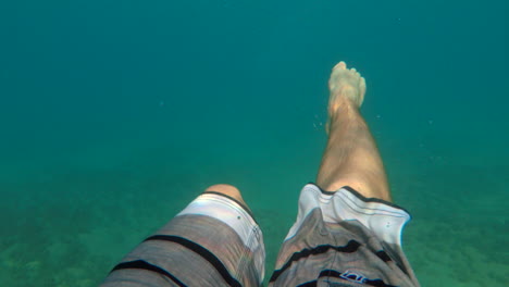 Beine-Treten-Unter-Wasser-Im-Klaren-Aquaozean
