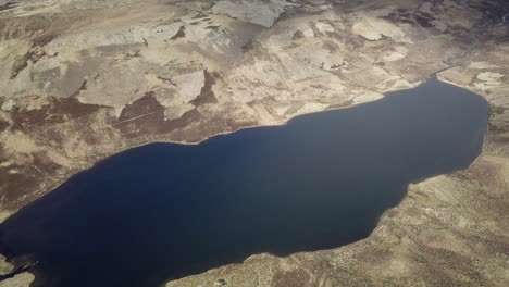 Luftaufnahmen-Von-Loch-Nan-Eun-Mit-Blick-Auf-Loch-Ness-An-Einem-Sonnigen-Tag,-Schottisches-Hochland,-Schottland