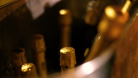 Goldene-Sektflaschen-In-Einem-Mit-Eis-Gefüllten-Metallkühler