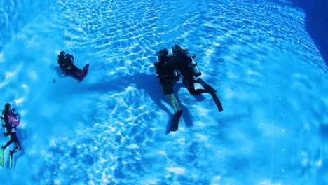 Scuba-divers-training-in-a-pool