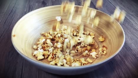 Popcorn-In-Die-Schüssel-Fallen-Lassen