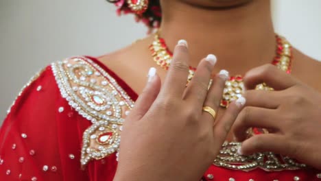 hand,-person,-wedding,-elegant,-fashion,-putting-bangle,-girls