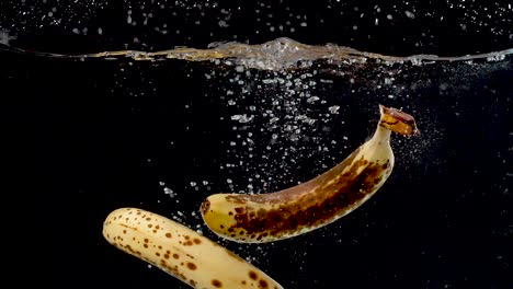 Eine-Reihe-Reifer-Bananen-Wird-In-Zeitlupe-Ins-Wasser-Geworfen