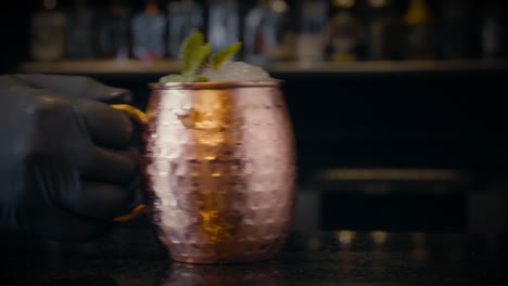 Barkeeper-Bereitet-Einen-Cocktail-Zu.-Nahaufnahme