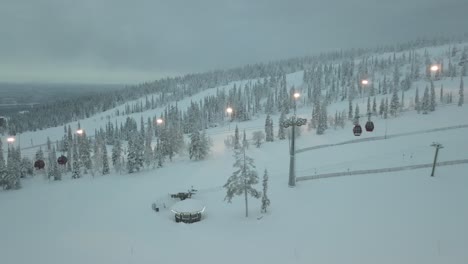 A-ski-resort-in-the-middle-of-the-winter-in-Ylläsjärvi,-Lapland,-Finland
