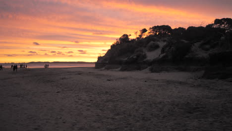 Schöner-Sonnenuntergang-An-Einem-Australischen-Strand-Während-Des-Sommers