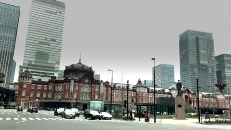Auto-Um-Das-Alte-Gebäude-Des-Tokio-Bahnhofs,-Marunouchi-Nord--Und-Südeingang-ausgang