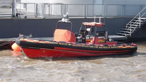 Mersey-Fire---Rettungsboot-Der-Marineeinheit-Auf-Unruhigen-Gewässern