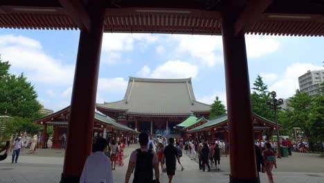 POV-walking,-The-view-of-the-Sensoji-Temple-with-crowds-and-red-lantern