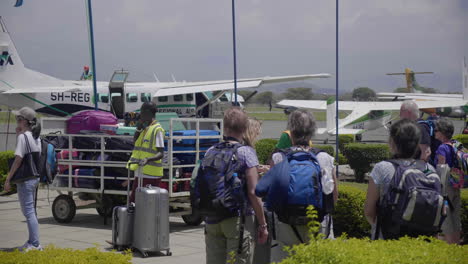 Baggage-pick-up-at-Arusha-airport,-Tanzania