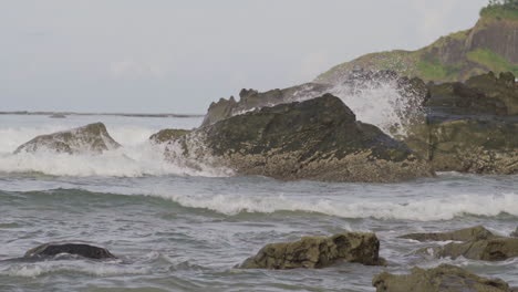 Wellen,-Die-Auf-Felsen-An-Einem-Strand-In-Myanmar-Krachen