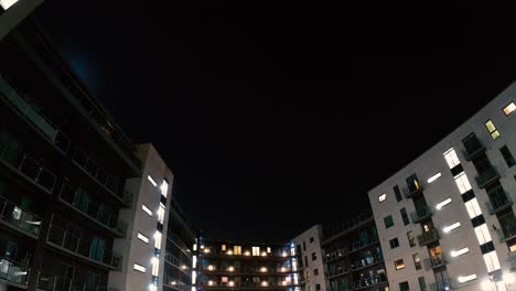 Mond-Bewegt-Sich-über-Die-Gebäude,-Nachtzeitraffer
