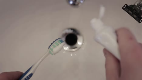 Zahnpasta-Auf-Eine-Zahnbürste-Geschichtet