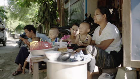 Birmanische-Familie-Beim-Mittagessen-Am-Straßenrand