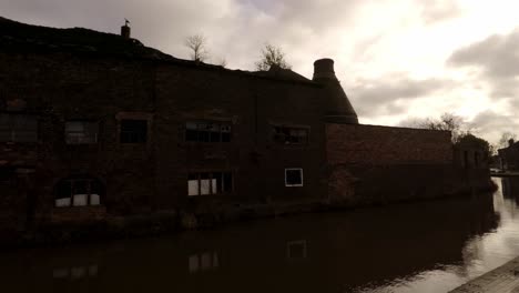 Eine-Alte,-Verlassene-Töpferfabrik-Und-Ein-Flaschenbrennofen-In-Longport,-Stoke-on-Trent,-Staffordshire
