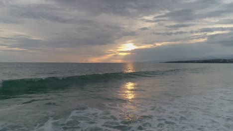 Luftaufnahme-Des-Sonnenuntergangs-In-Zicatela-Beach,-Puerto-Escondido,-Oaxaca