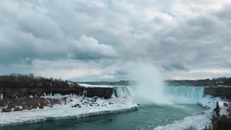 Gefrorener-Bewölkter-Wasserfall-Bei-Niagara-Hyperlapse