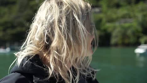 Junge-Schöne-Kaukasische-Blonde-Mädchen-Mit-Sonnenbrille-Auf-Dem-Boot-In-Marlborough-Sounds,-Neuseeland
